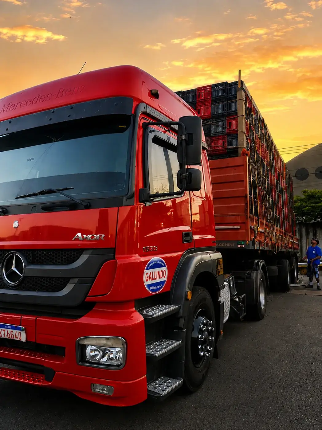 Caminhão Mercedes-Benz Axor da Gallindo carregado de engradados ao pôr do sol