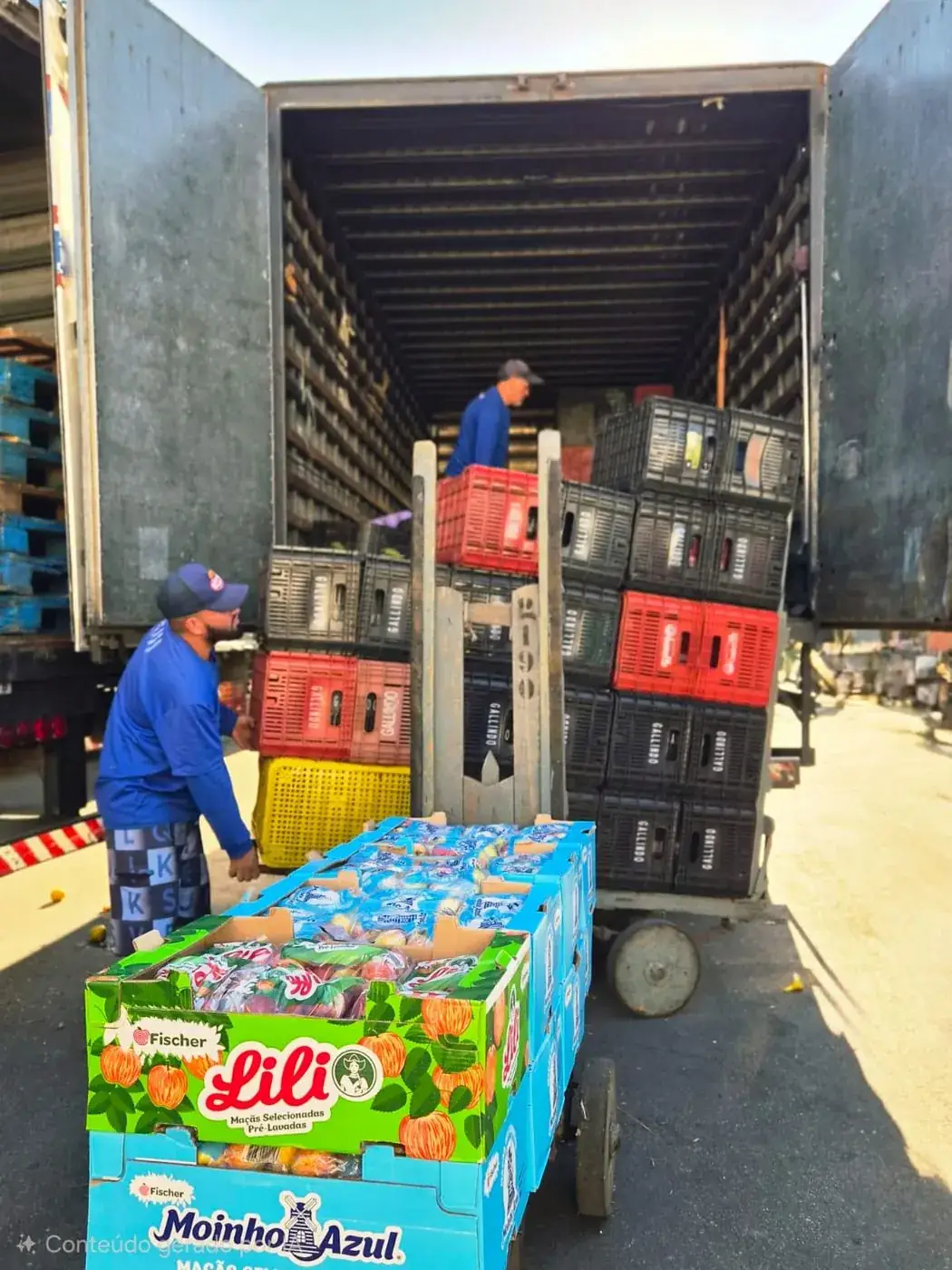 Carregamento de caixas Gallindo em caminhão para entrega